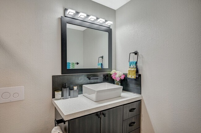 Building Photo - 4 Bedroom Contemporary Furnished-Renovated...