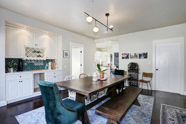 Building Photo - Beautifully Renovated 5 Bedroom Midtown Home