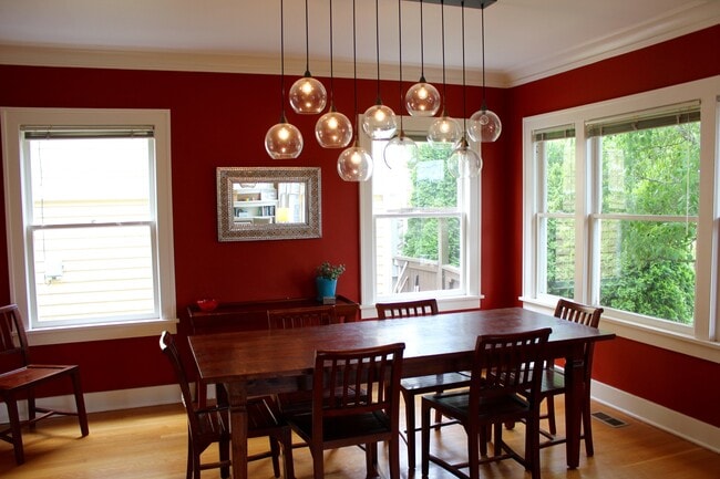 Building Photo - Beautiful Queen Anne Craftsman Home!