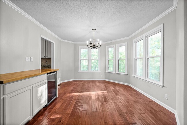 Building Photo - Pet Friendly Three Bedroom!