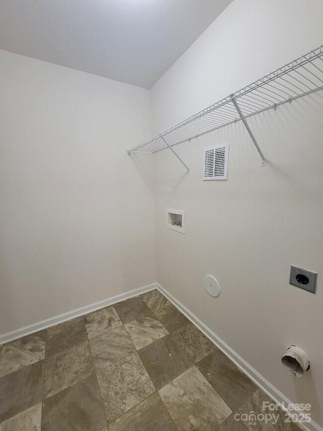 Building Photo - 5823 Hewitt Dr