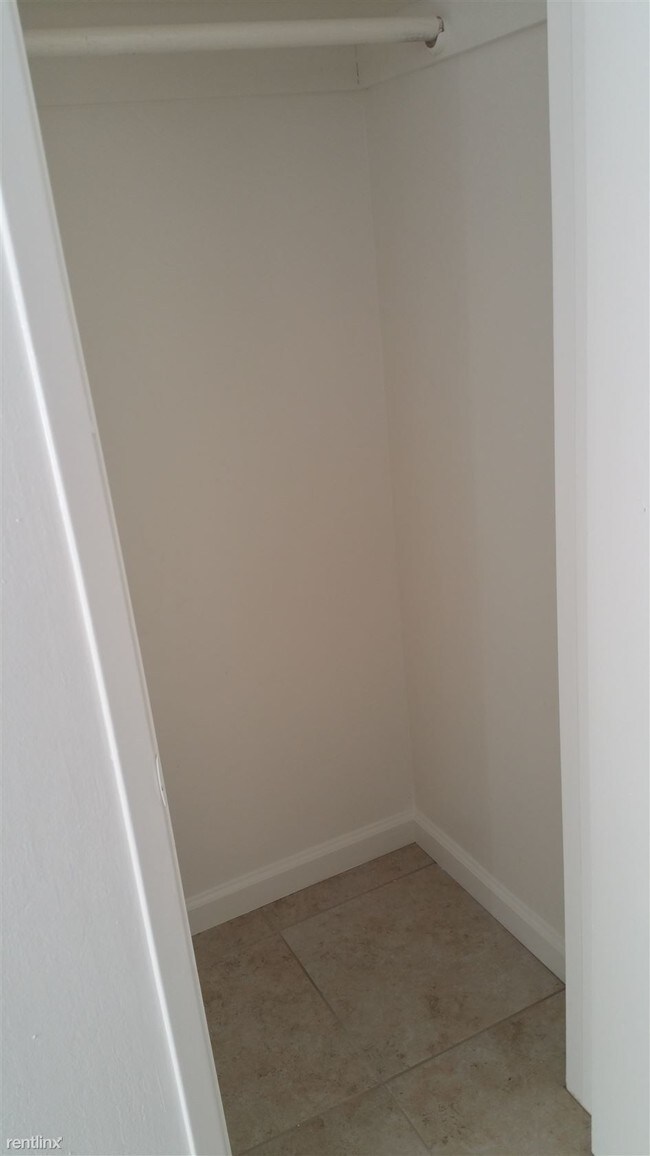 Building Photo - 2 br, 1.5 bath Townhome - 6412 Stockdale Hwy