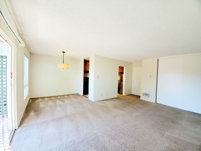 Building Photo - Spacious, sunny Woodlake Condo