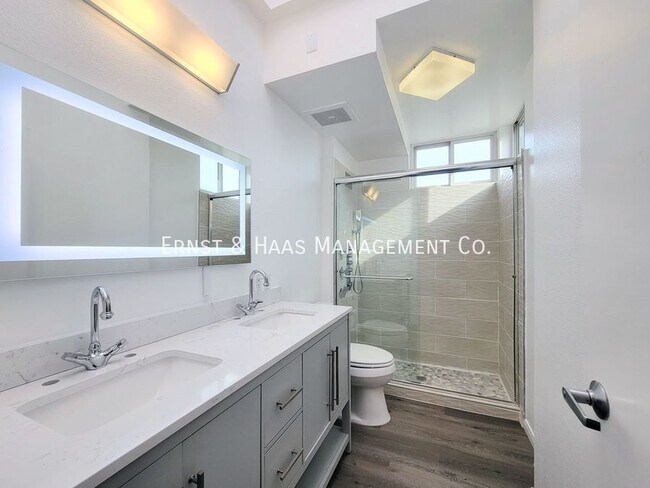 Building Photo - 302 E 19th St