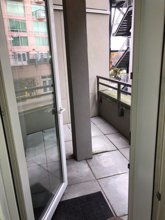 Building Photo - Large 1 bedroom/1bath in Wonderful Locatio...