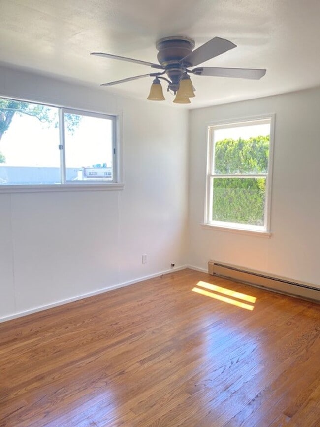Building Photo - Home w/ Detached Garage For Rent!