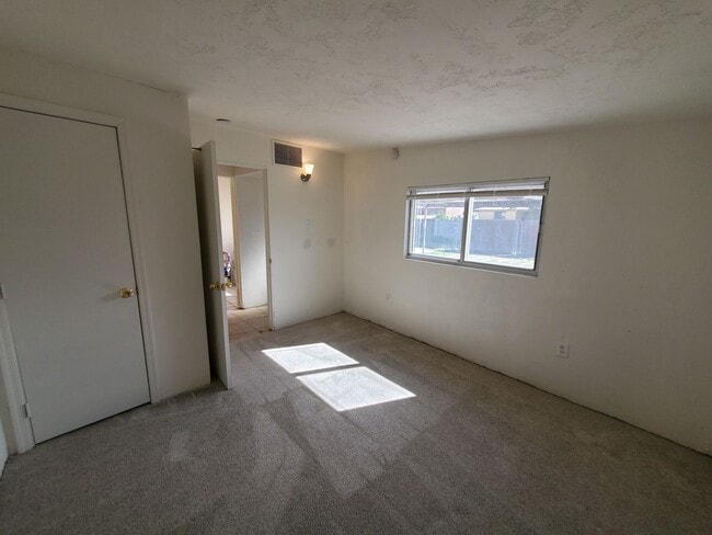 Building Photo - 4 bedrooms and 2 bathrooms with A/C.