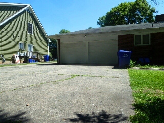 Building Photo - Walk to Campus! Incredible location, amazi...