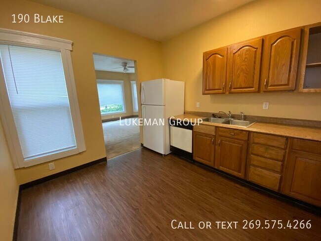 Building Photo - 190 Blake-