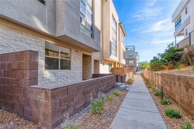 Building Photo - 643 Grey Saker St