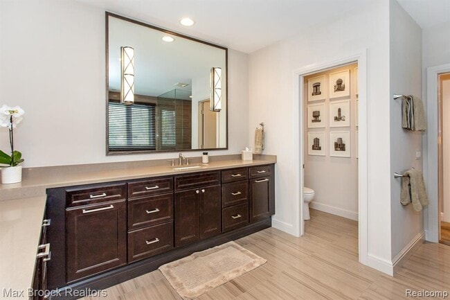 Building Photo - 25925 York Rd