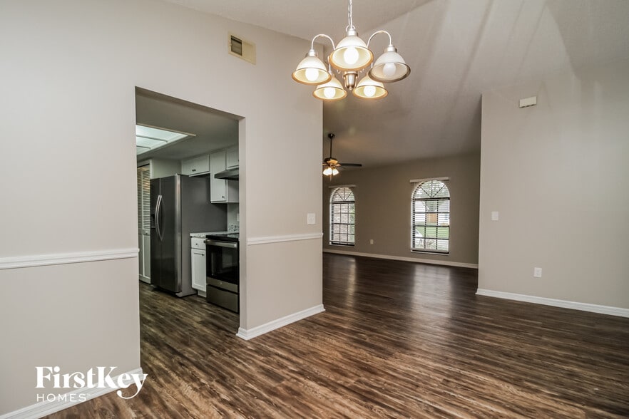 Building Photo - 836 Sylvia Dr