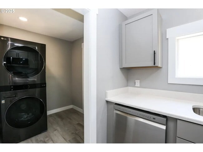 Building Photo - Royal Avenue