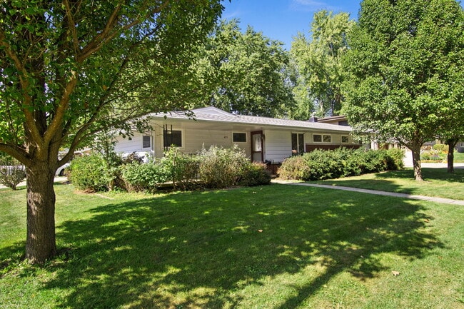 Primary Photo - 431 Parkside Dr