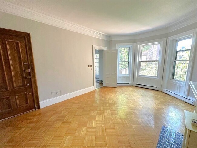 Building Photo - 32 Gloucester St