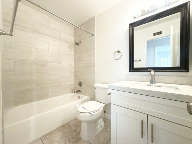 Building Photo - Spacious Townhome in Fire Mtn. w/ Attached Garage!