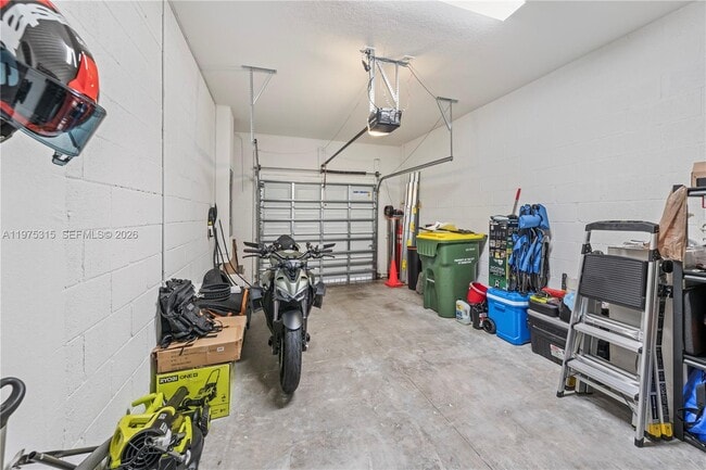 Building Photo - 818 SE 17th St