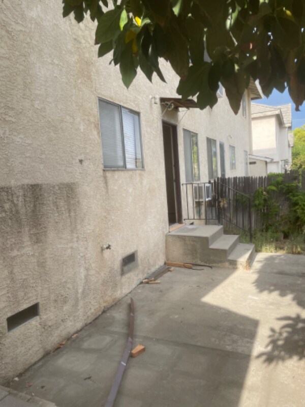 Building Photo - 918 W Huntington Dr