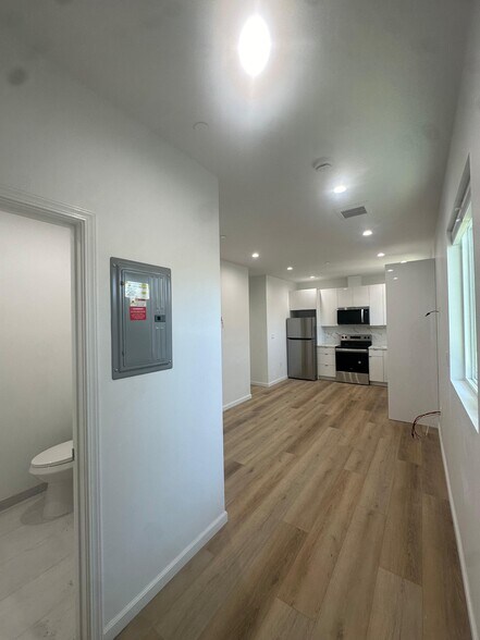 Building Photo - 709 E Magnolia Blvd