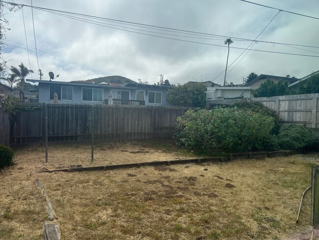 Building Photo - 464 Arbutus Ave