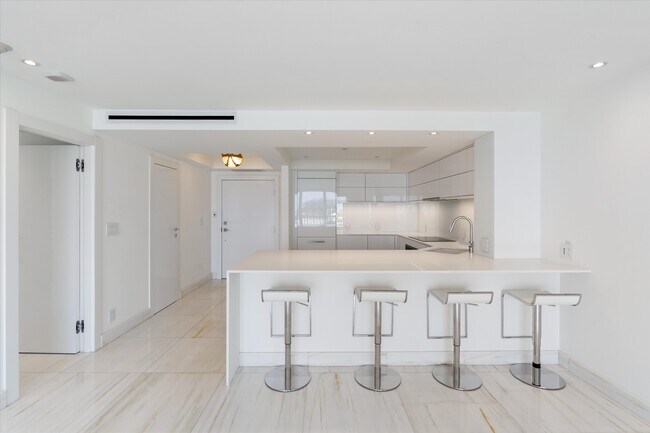 Building Photo - 2200 S Ocean Ln