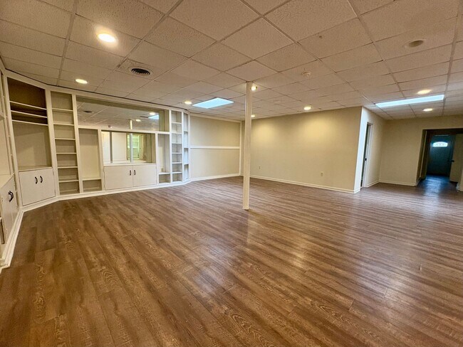 Building Photo - 1325 W Poplar St