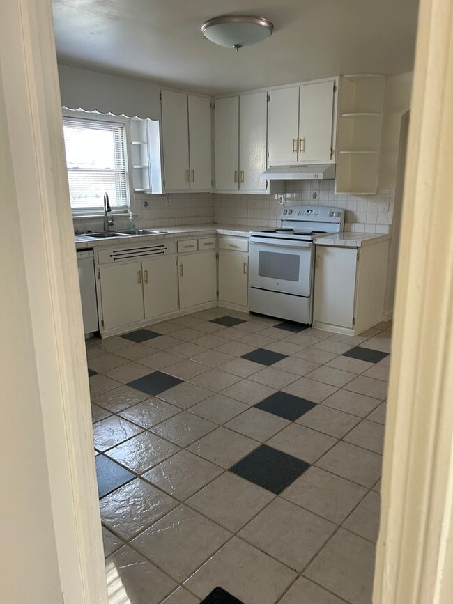 Building Photo - 3 Bedroom 2 Full Bath Home