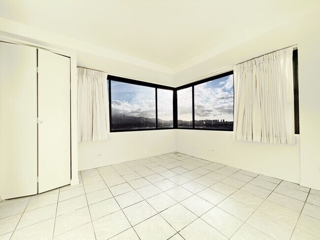 Building Photo - Ocean Views Salt Lake Condo with A/C