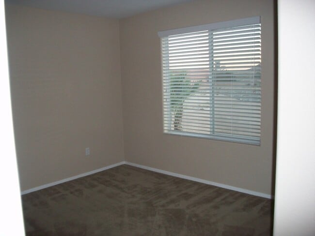 Building Photo - Beautiful 4 Bedroom Home with Granite Coun...