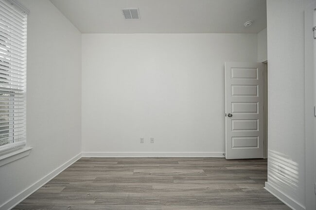 Building Photo - 1606 W 5th St