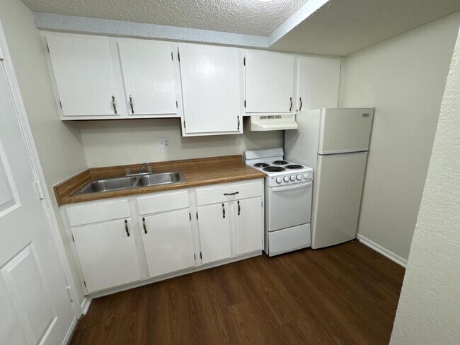 Building Photo - 103 E Central Ave