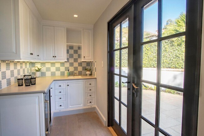 Building Photo - 700 E Mountain Dr