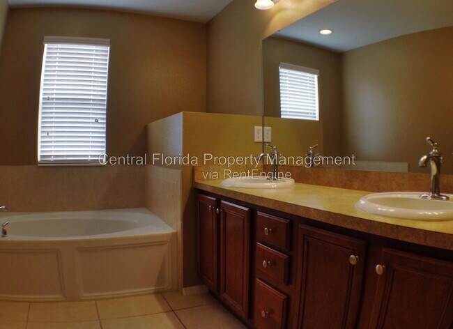 Building Photo - 210 Silverglen Ln