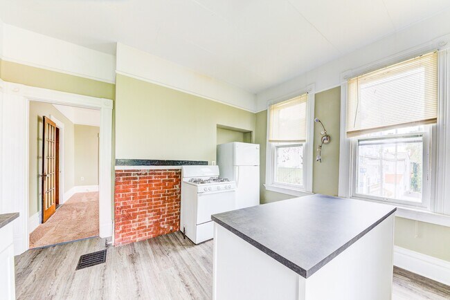 Building Photo - AVAILABLE AUGUST 2026 - Spacious Renovated 4 Bedroom, 1.5 Bath Home w/ AC!