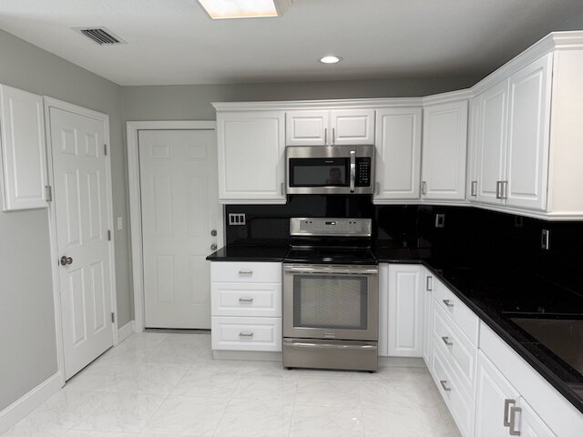 Building Photo - Remodeled Pool Home Located in the Very De...
