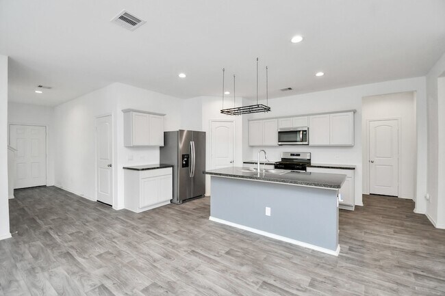 Building Photo - 5443 Pinetree Cres Ln