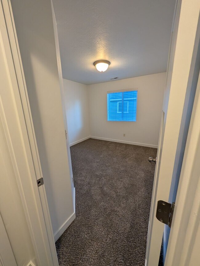 Building Photo - January Rent Free! 3 Bed 2 Bath Townhouse for Rent!