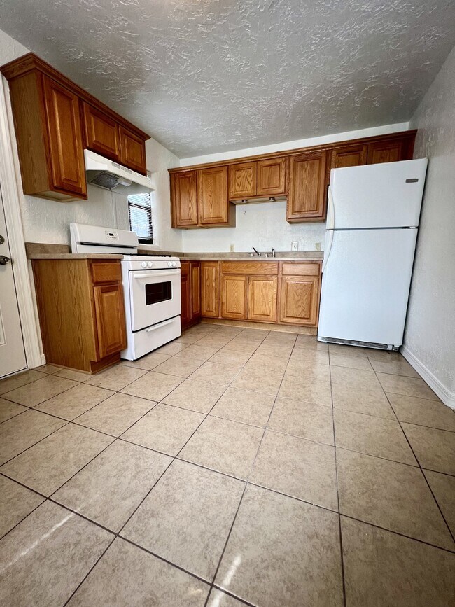 Building Photo - 2 bedroom / 1 bath close to KAFB and I-25 Move-in Special!
