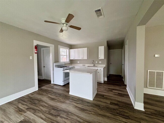 Building Photo - 9710 Casa Loma Dr