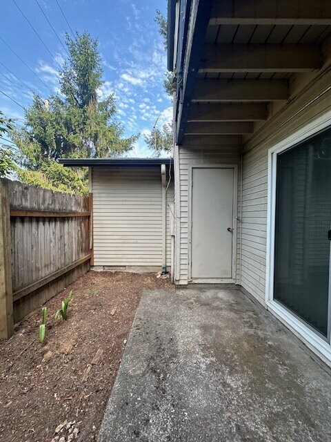 Building Photo - 2-Bedroom Apartment, 1.5 Bath, Downstairs,...