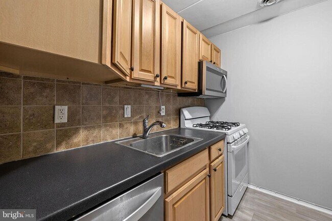 Building Photo - 2605 Huntington Ave