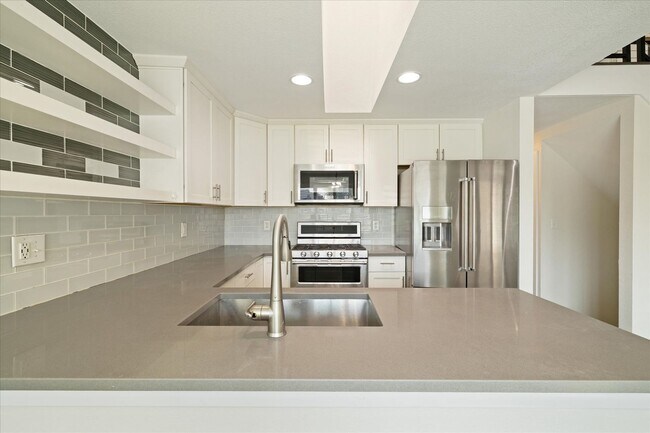 Building Photo - Amazing 4 bedroom, 3 bath home right by St...