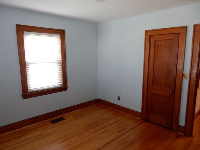 Building Photo - 3 BR home with fantastic location in the h...