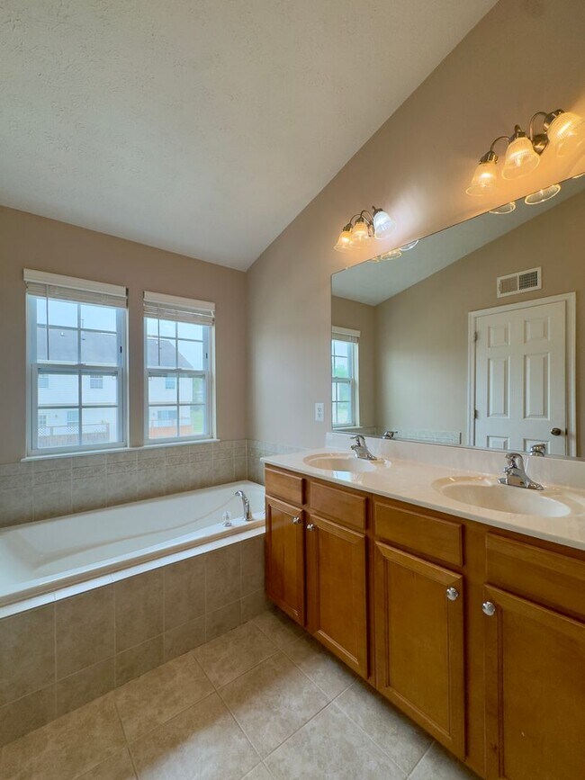 Building Photo - 618 Snowberry Way