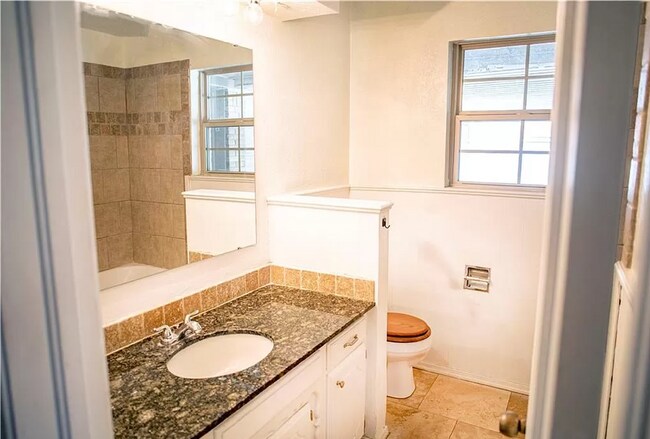 Building Photo - 204 Vickie Dr