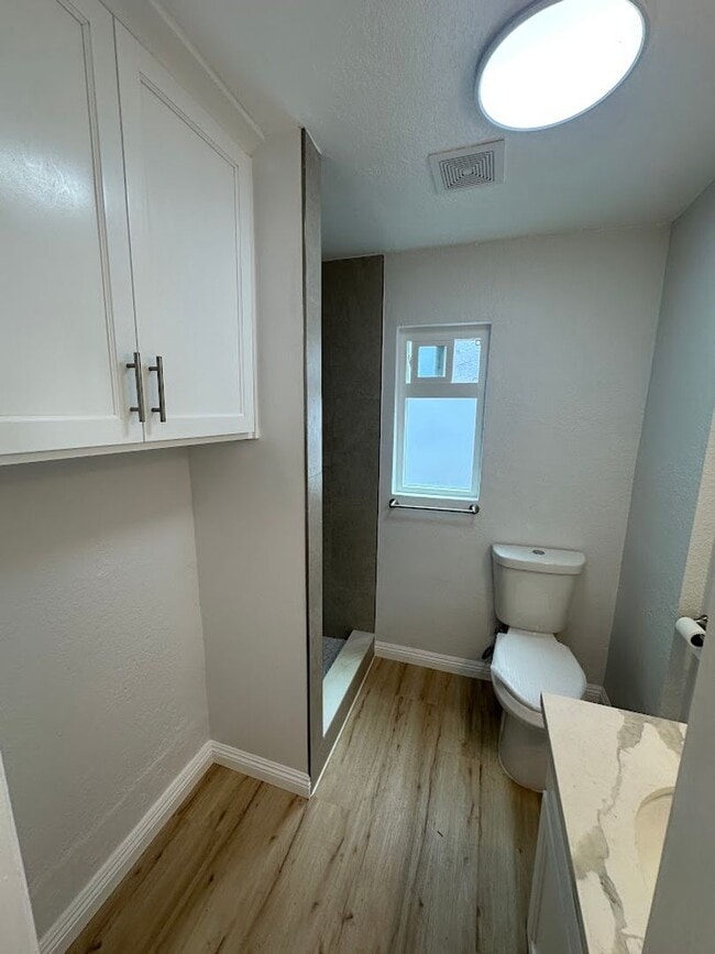 Building Photo - Fully Remodeled Ground-Level Studio Apartment with Modern Finishes