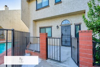 Building Photo - Fully Remodeled | Spacious & Bright Townhome