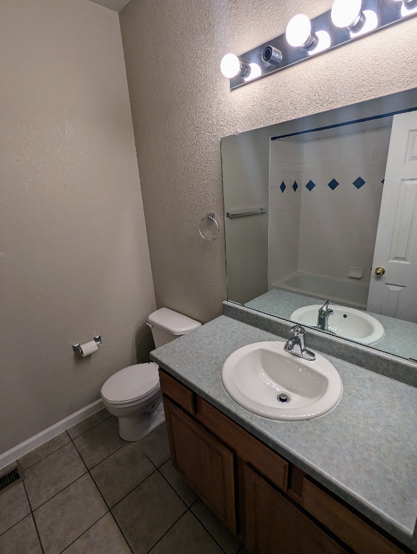 Building Photo - 2821 Willow Tree Ln