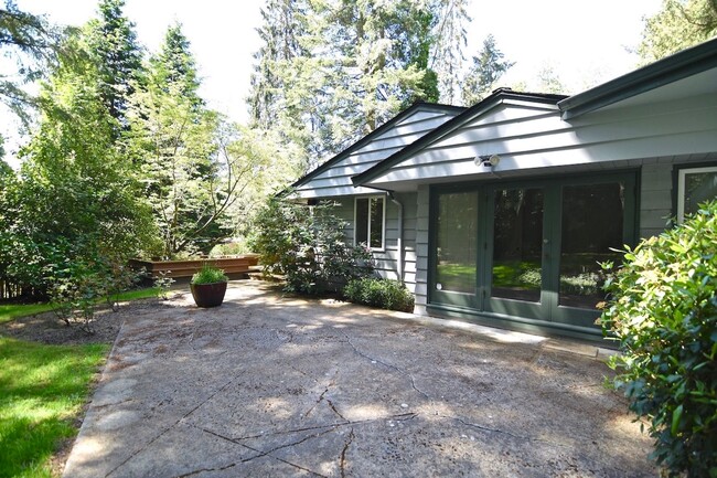 Building Photo - Lake Forest Park Four Bedroom