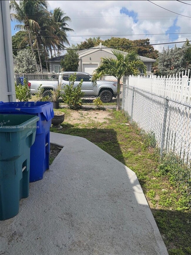 Building Photo - 1637 NW 31st Ave